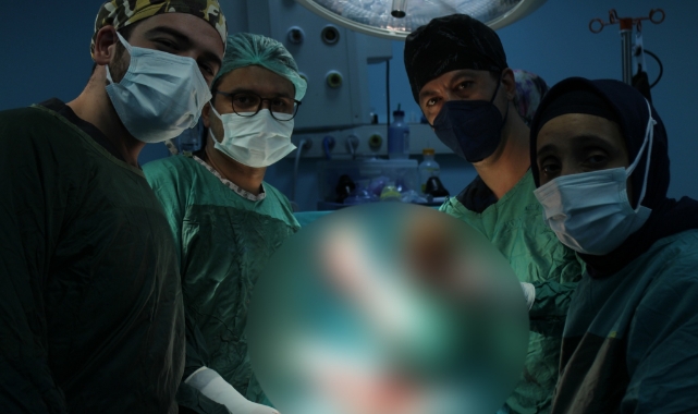 Mesaneden dev taş çıkarıldı