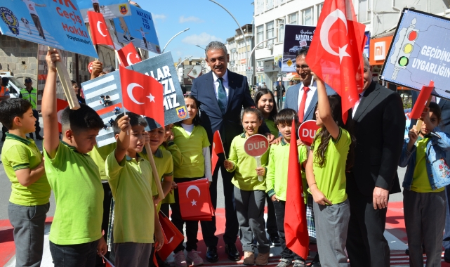 Öğrenciler yaya geçitlerini kırmızıya boyadı