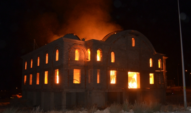 Tekmarsan cami yandı!