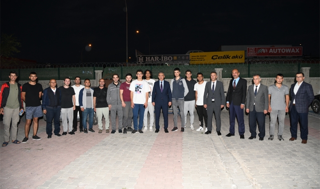 Vali Akkoyun öğrencileri yalnız bırakmadı