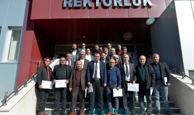 Muhtarlara sertifikalarını Rektör Karaman verdi