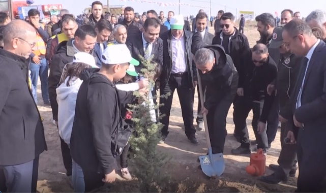 Fidanlar toprakla buluşturuldu