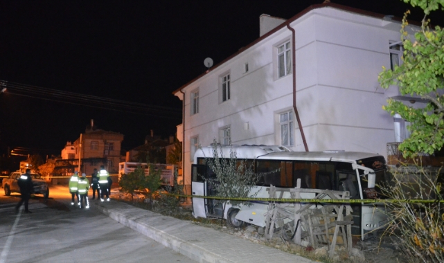 Karaman'da kamyonet ile işçi servisi çarpıştı!