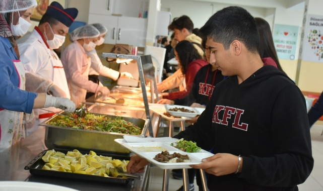 Öğrencilere ücretsiz yemek veriliyor