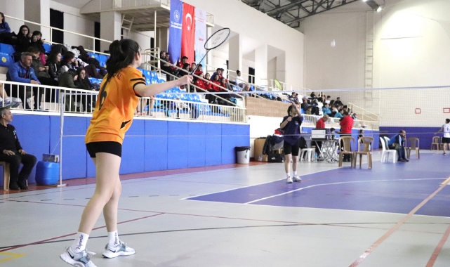 Badminton grup müsabakaları başladı
