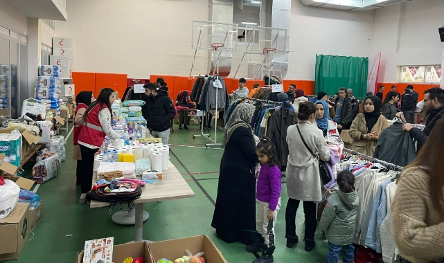 Hayır Çarşısı Depremzedelerin Emrinde