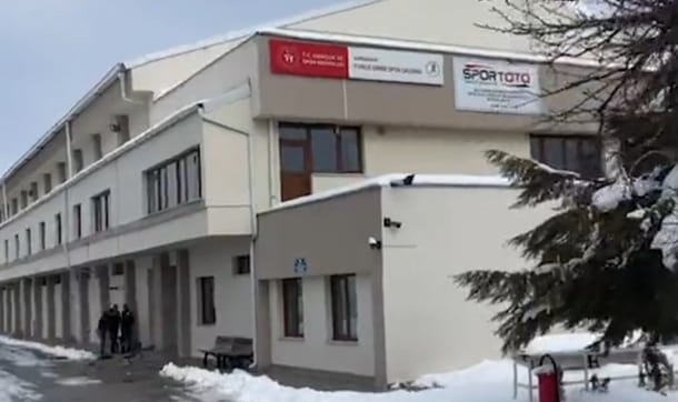 Yardım toplama yeri Yunus Emre Spor Salonu