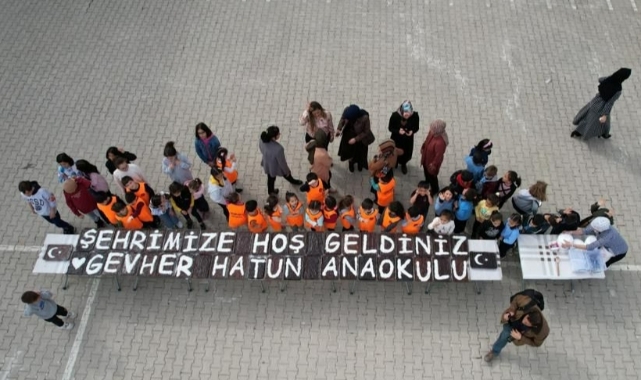 Depremzede öğrencilere pastalı karşılama