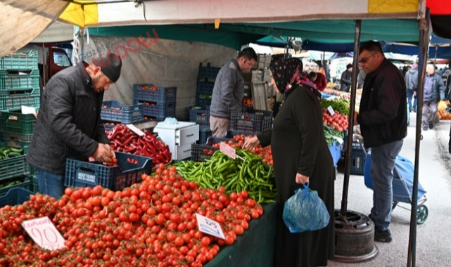 Cumartesi pazarın'da sebze ve meyve fiyatları