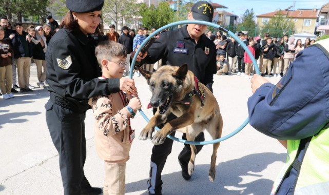 Jandarma ekipleri öğrencileri bilgilendirdi