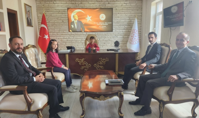 Öğrenciler koltuğa oturdu