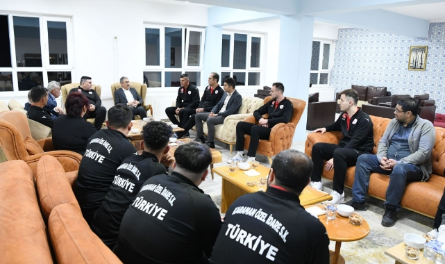 Vali Akkoyun şampiyonları ağırladı