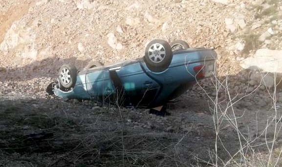 Devrilen otomobildeki 3 kişi yaralandı