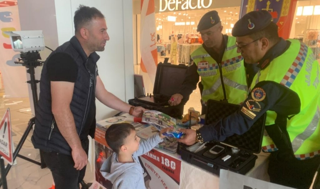 Trafik ekipleri vatandaşı bilgilendirdi