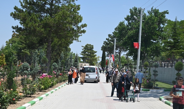 Arefe günü mezarlıklar doldu 