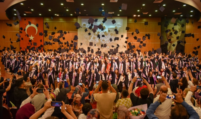 Geleceğin sağlıkçıları ve öğretmenleri kep attı