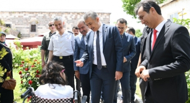 “İnsan, beşikten mezara kadar yaşar ve öğrenir”