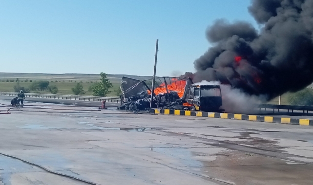 Yanan tır ulaşımı aksattı