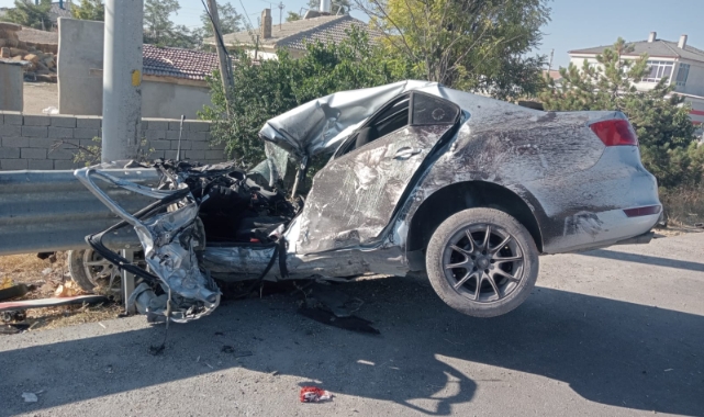 Bariyerlere çarpan otomobilin sürücüsü öldü