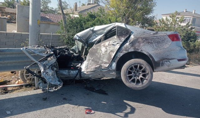 Bariyerlere çarpan otomobilin sürücüsü öldü