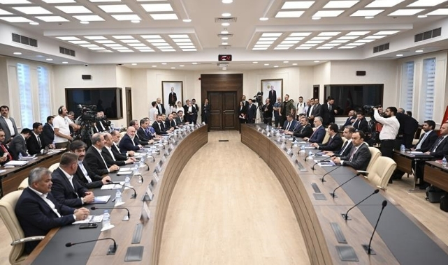 Gözler hükümetin teklifinde