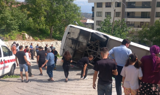 Karaman&#039;da tur otobüsü devrildi!