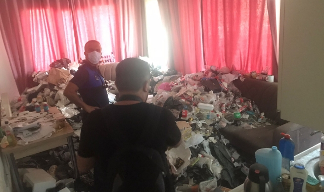 Kiracının terk ettiği evden kilolarca çöp çıktı