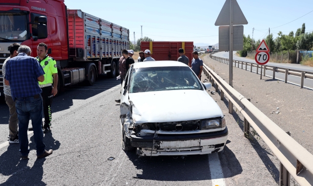 Otomobil ile traktör çarpıştı, 3 kişi yaralandı