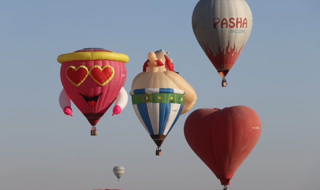 Peribacalarının üzerinde süzüldü