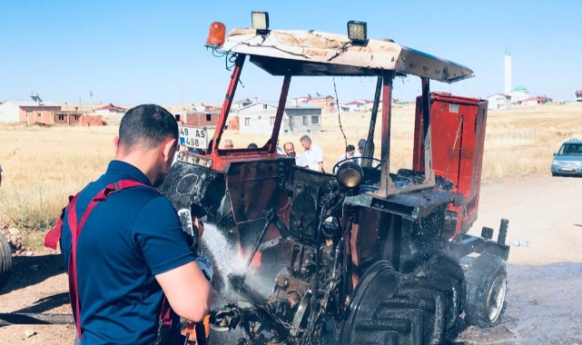 Seyir halindeyken yanan traktör hasar gördü