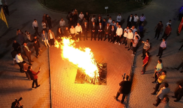 Şölen ateşi geceyi aydınlattı