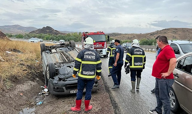 Devrilen otomobildeki 3 kişi yaralandı