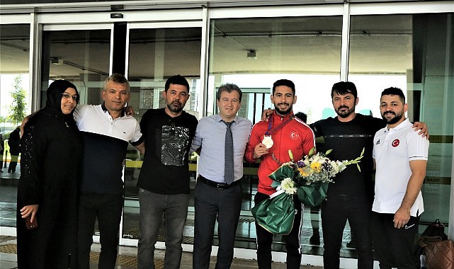 Dünya 3.’sü bayraktar yurda döndü