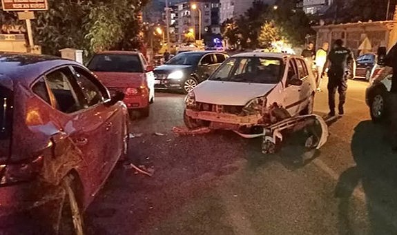 Duran araca çarpan sürücü yaralandı