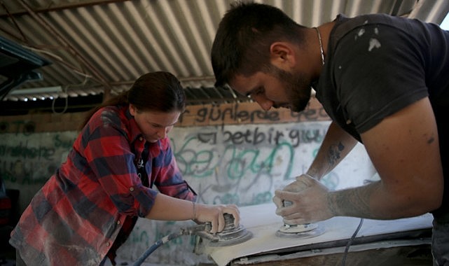 Eşinin omuzundaki yükü aldı!