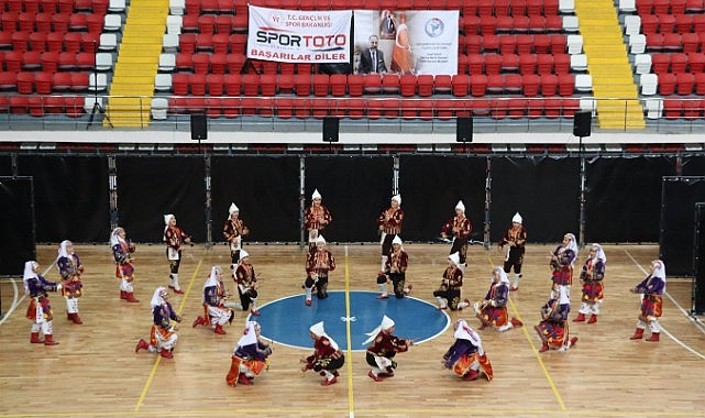 Halk oyunları coşkusu yaşandı