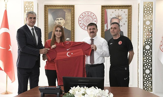 Milli Takımından Vali Sarıibrahim&#039;e ziyaret