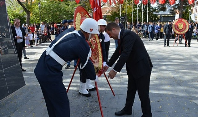 Çelenk sunma töreni düzenlendi