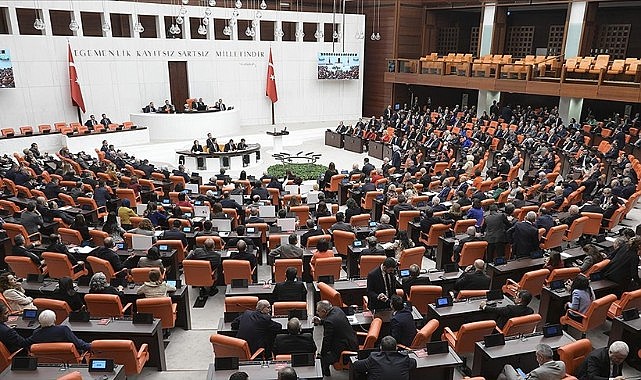 Emeklilere 5 bin lira yasalaştı