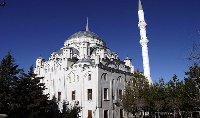 İmam-ı Azam Cami&#039;sinin duvarı yıkıldı