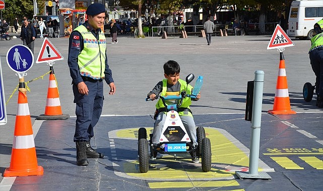 "Mobil Trafik Eğitim Tırı" öğrencilerle buluştu