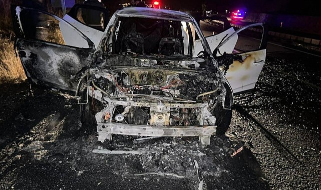 Seyir halindeki otomobil alev aldı