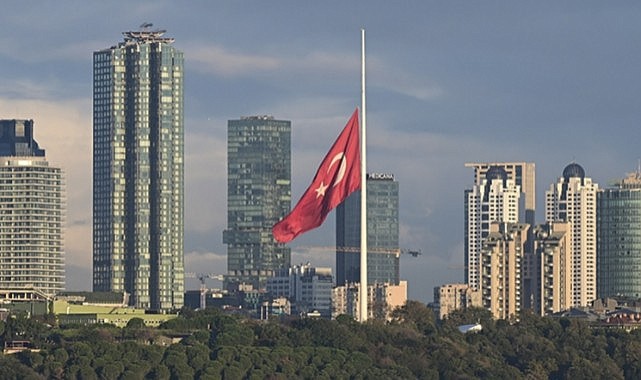 Türkiye'de bayraklar yarıya indirildi