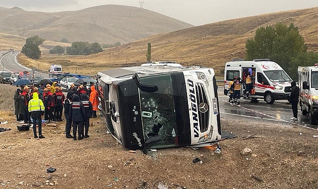 Yolcu otobüsü devrildi - Sivas