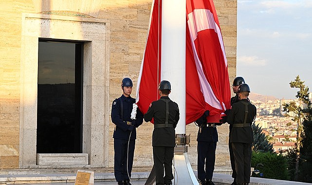 Anıtkabir&#039;e özel bayrak değişim töreni