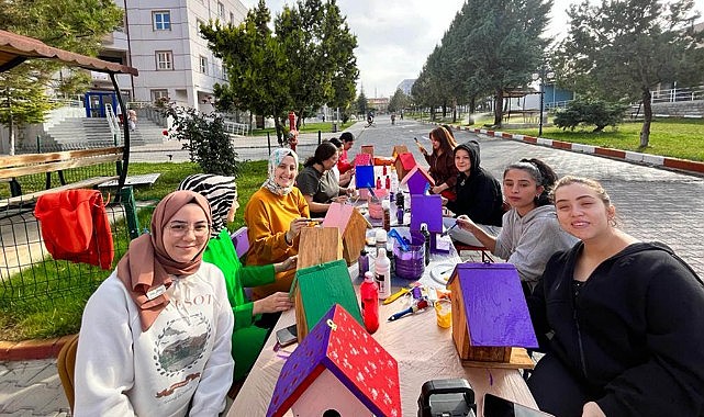 Rengarenk kuş evleri yaptılar