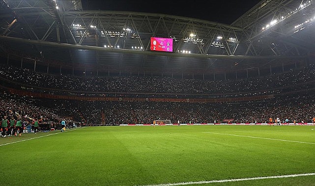 Futbol Takımları ve Taraftarları Arasındaki Dinamik İlişkiyi Keşfetmek
