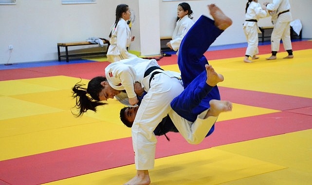 KMÜ’lü sporcu Paris'i sallayacak!