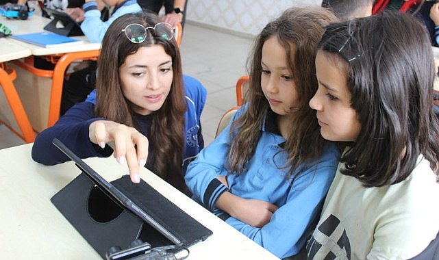 Gençlerin geleceğine ışık tutuyorlar