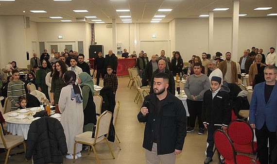 Gurbette kucaklaştılar